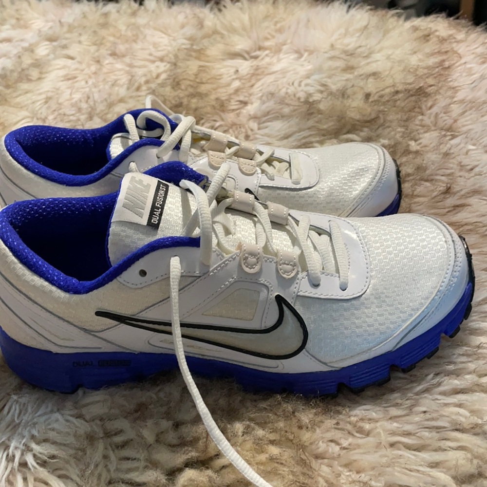 Nike Dual Fusion stability support tennis shoe.